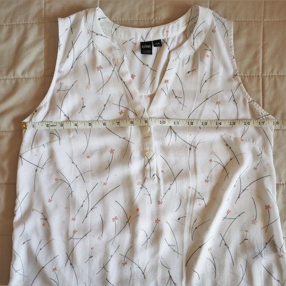 Icone White Sleeveless Blouse with Gray and Pink Floral Pattern - Picture 3 of 7